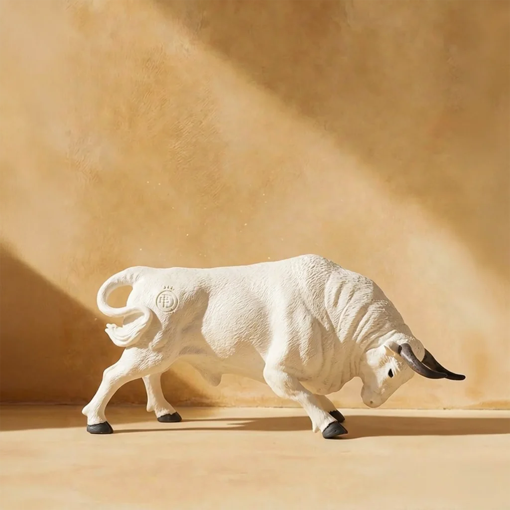 Toro agachado albahio miniatura