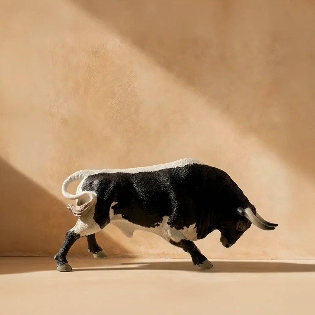 Toro agachado aparejado negro miniatura