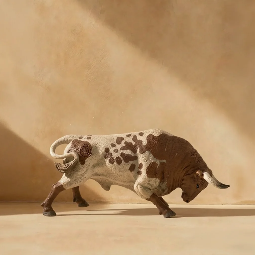 Toro agachado berrendo colorado miniatura