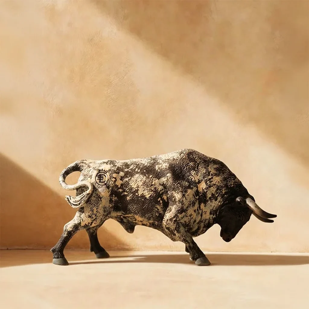 Toro agachado ensabanado capirote miniatura